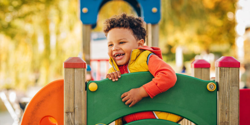 niño en juegos