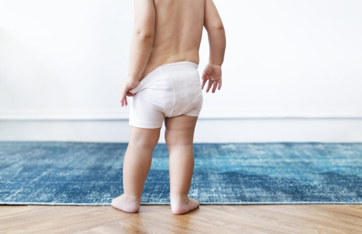 ¿Por qué los bebés ensucian tanto los pañales?