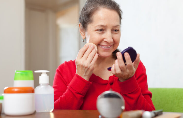 Mujer humectando su piel