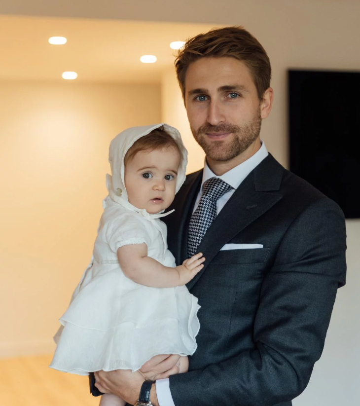 papá con bebé en fiesta