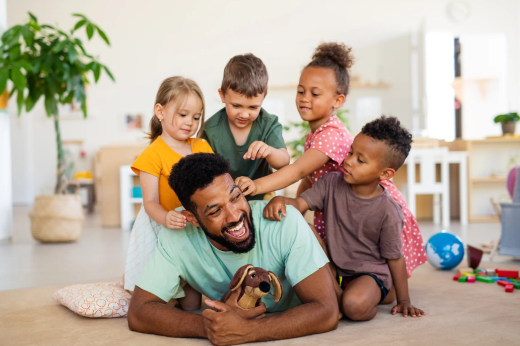 papá con toddlers