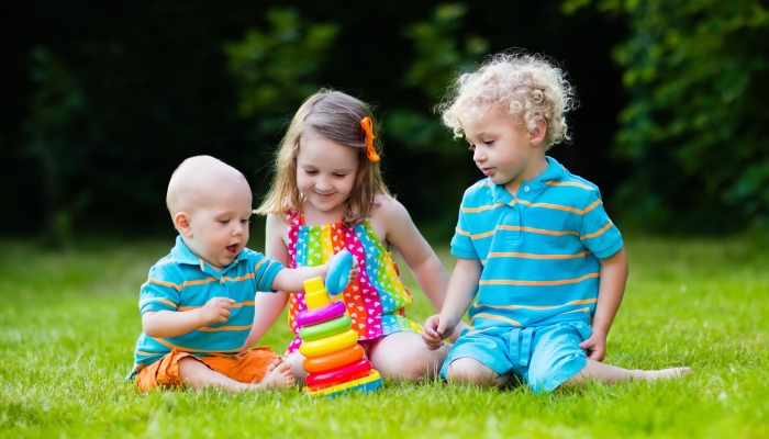 toddlers en el pasto