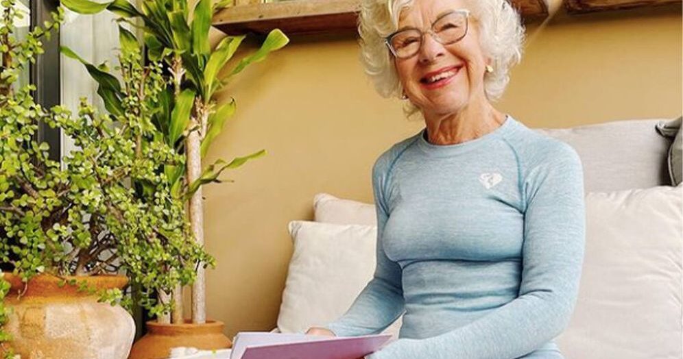 mujer que representa la salud a los 75 años